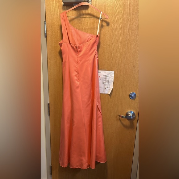 I only worn it once for my graduation it’s in really good shape comes with a bag - Picture 2 of 7